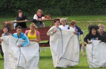 cheveux-au-vent-le-depart-fulgurant-des-participantes-a-la-course-en-sac-ou-big-bag